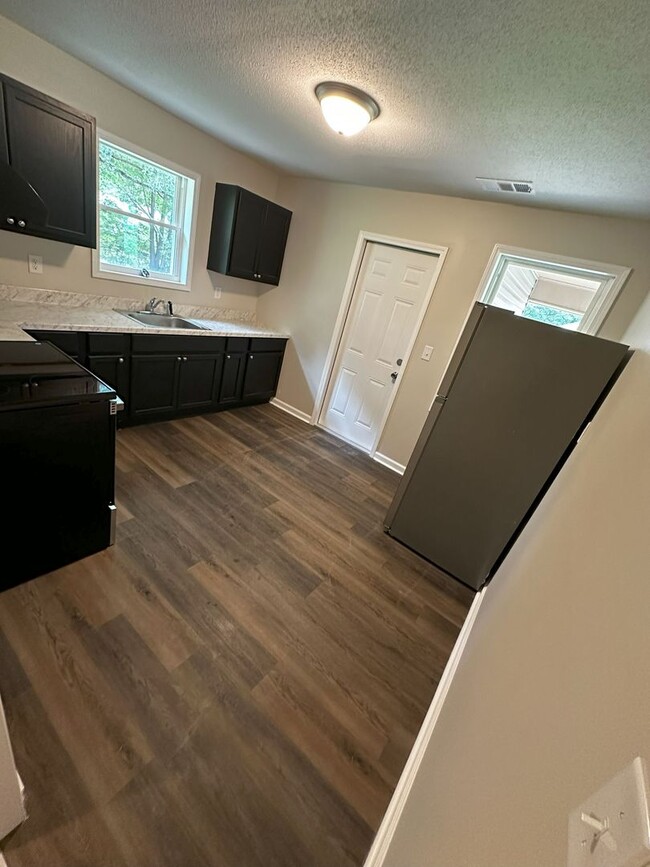 Building Photo - 3 Bedroom 1 Bath Home