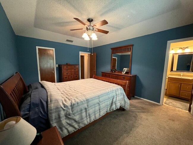 Building Photo - 2108 Selma Dr