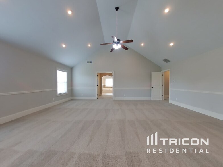 Building Photo - 4627 Town Manor Dr