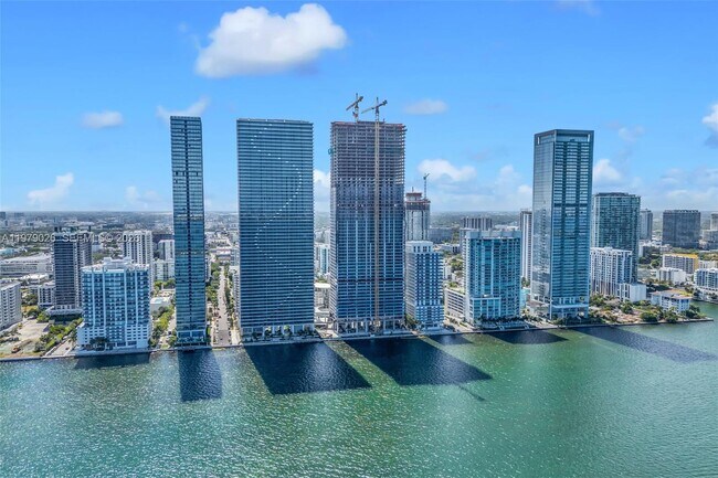 Building Photo - 700 NE 24th St