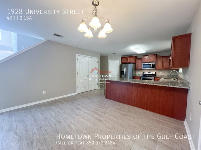 Building Photo - Centrally Located Spacious 4-Bed Home