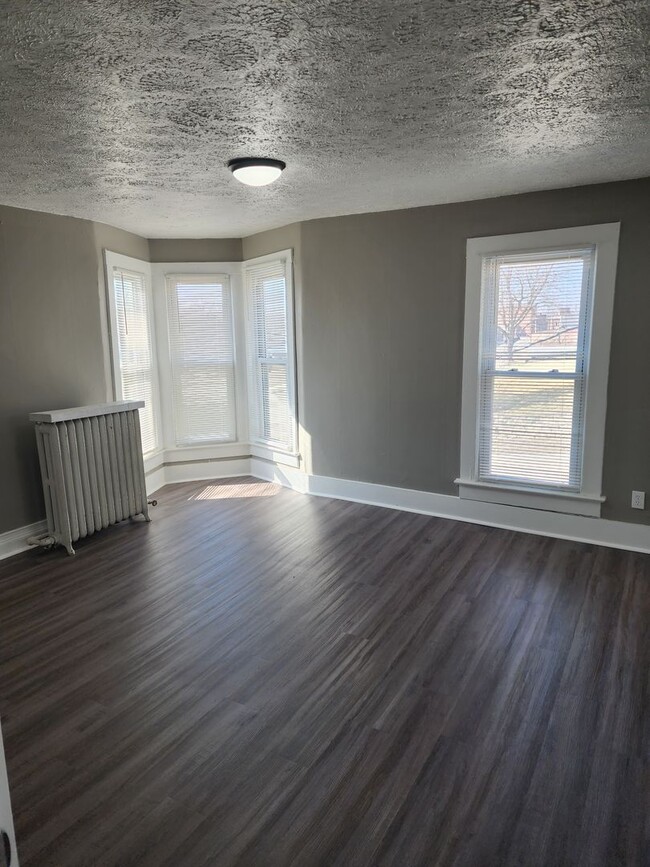 Building Photo - 3 bedroom 1.5 bath home