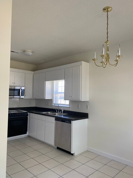 Kitchen - 3302 Whitlock Dr N