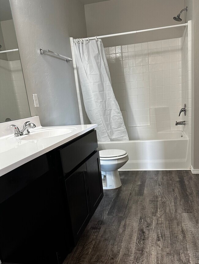Master Bathroom - 1218 Flint Way