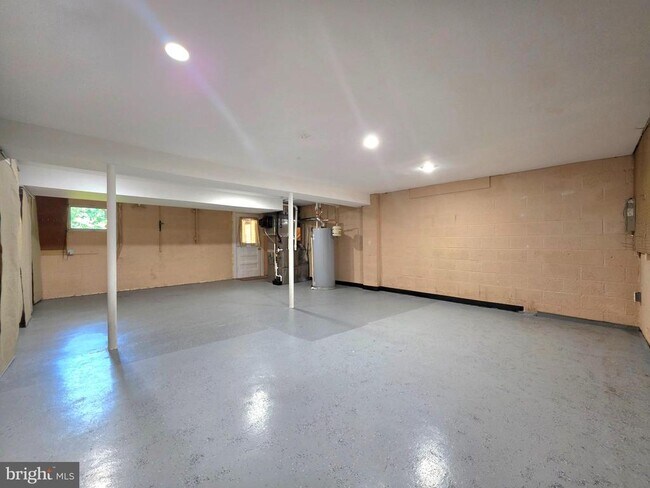 Building Photo - 2215 Collingwood Rd
