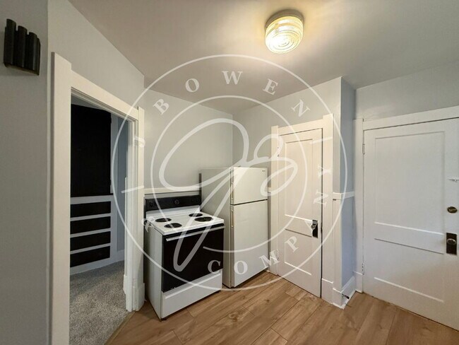 Building Photo - "Charming 2-Bedroom upper duplex in West Toledo – Cozy Living Awaits.