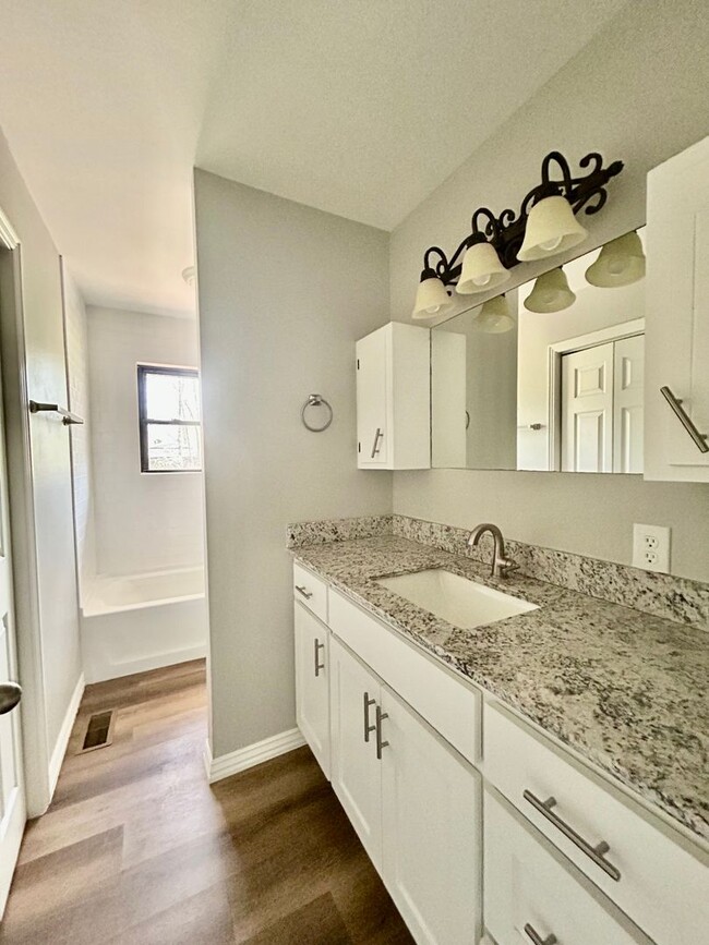 Building Photo - Cozy 2-Bedroom, 1.5 -Bathroom Home! Plus C...