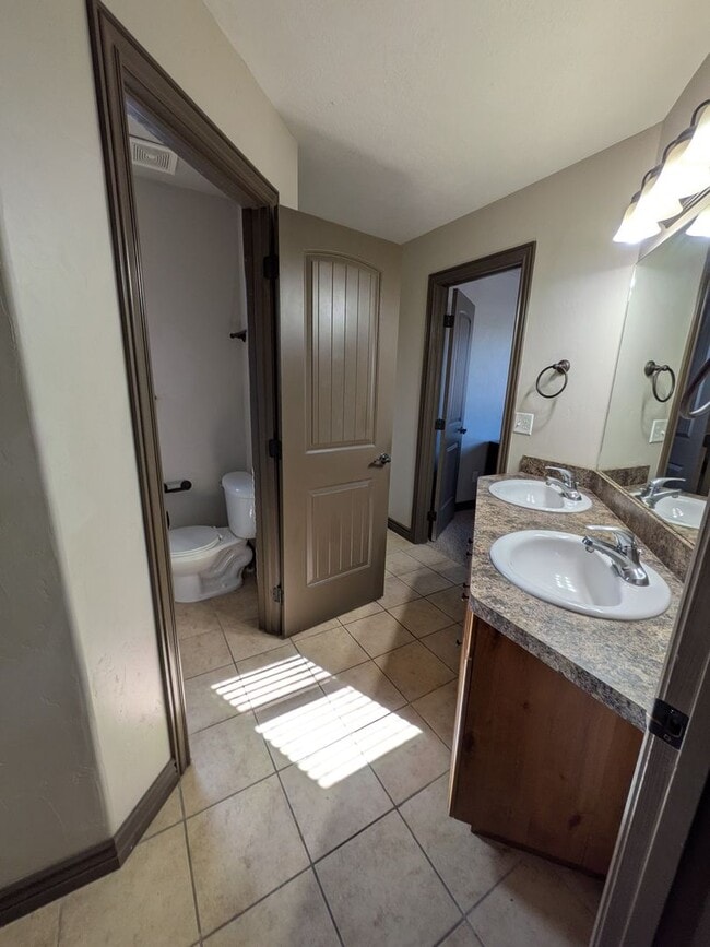 Building Photo - 3 bed 1.5 bath IMMACULATE END-UNIT Townhome in the Meadows