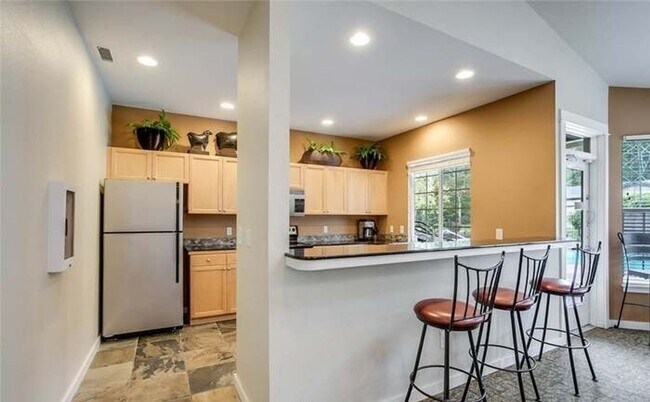 Building Photo - Tranquil Top-Floor Condo in Issaquah's Tan...