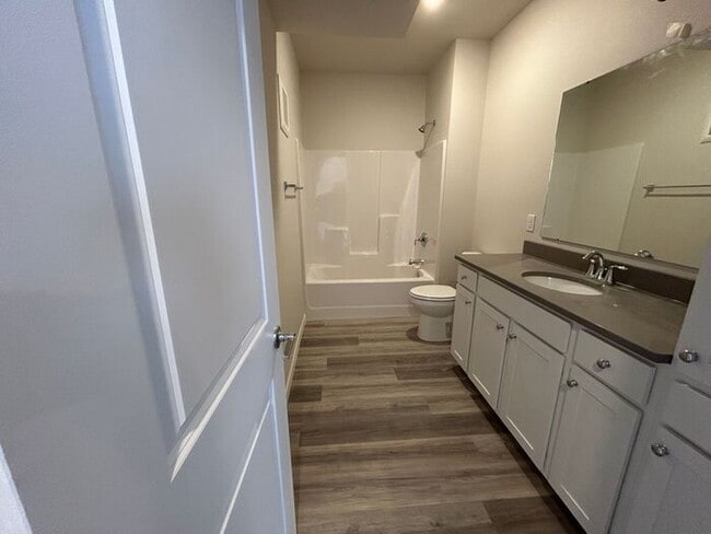 Building Photo - $1400 | 2 Bedroom, 2 Bathroom Condo | No P...