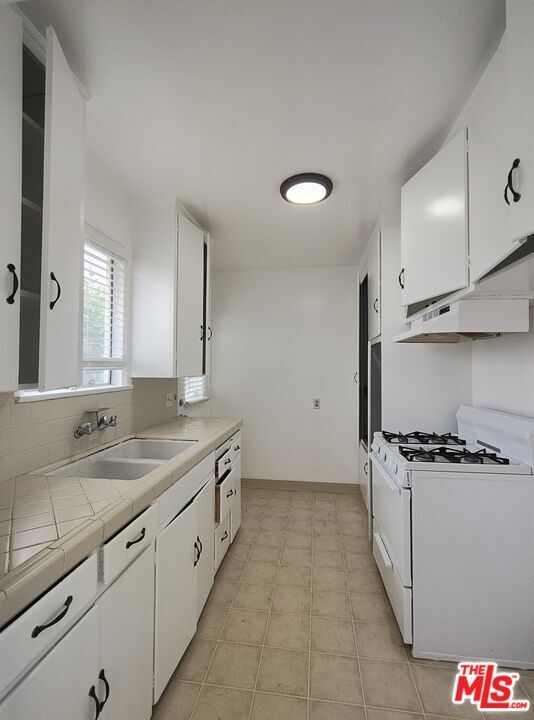 Building Photo - 1560 W 160th St