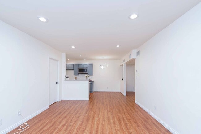 Building Photo - Gated Community 2 Bedroom 2 Bath Condo