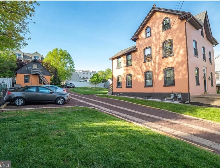 Building Photo - 814 E Hector St