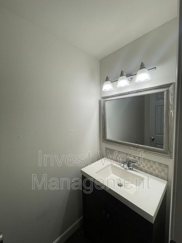 Building Photo - 1960 33 Avenue