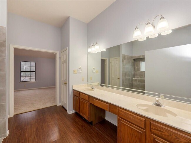 Building Photo - 809 Riverlawn Dr