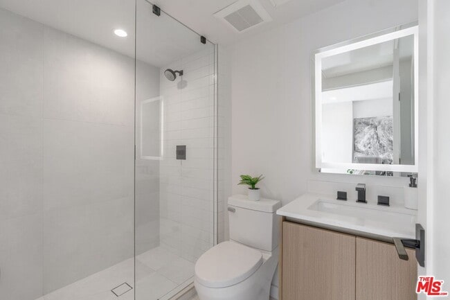 Building Photo - 857 N Detroit St