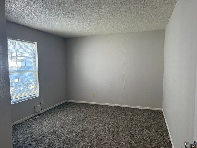 Building Photo - Southside 3/2 home with attached 2 car garage