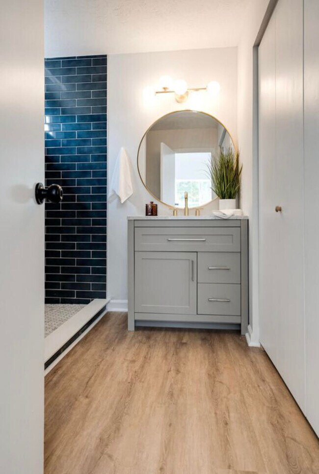 Building Photo - 814 Tamarack S