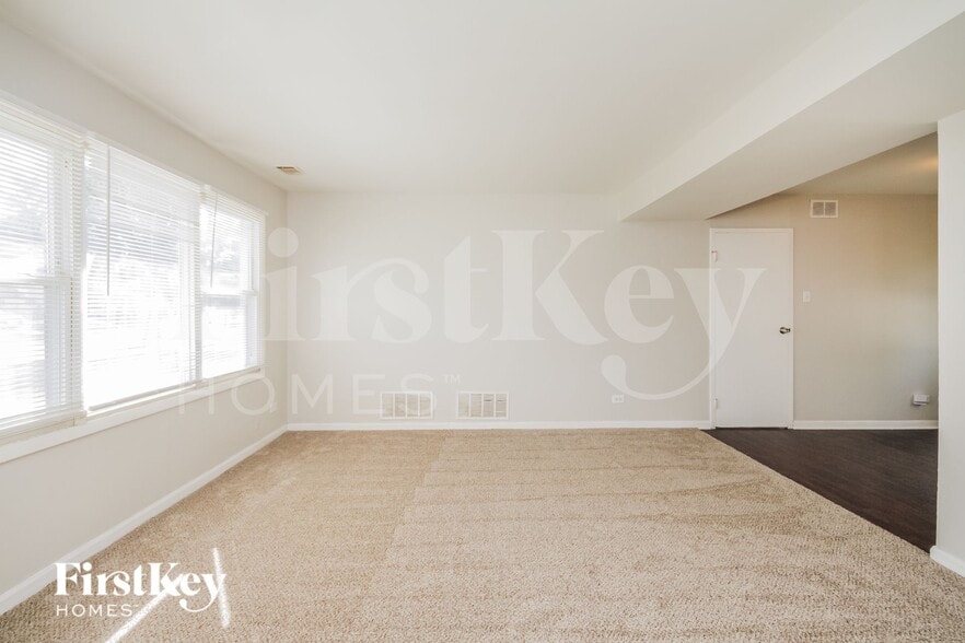 Building Photo - 400 Watseka St
