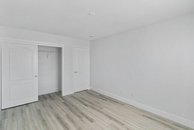 Building Photo - 4 bed, 2.5 bath single-story home in the g...