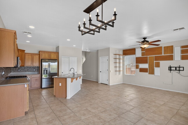 Building Photo - 6028 S Meadow Breeze Dr