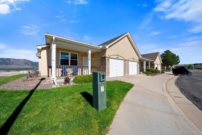 Building Photo - 1335 Villa Grove