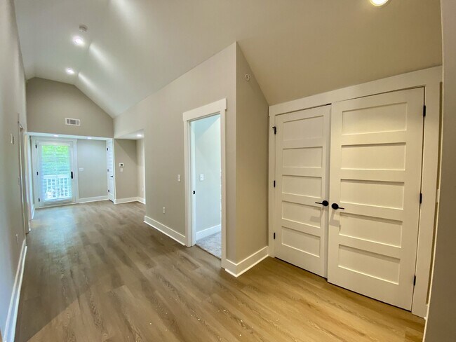 Building Photo - One Bedroom Apartment for Rent in the Heart of Old Town!
