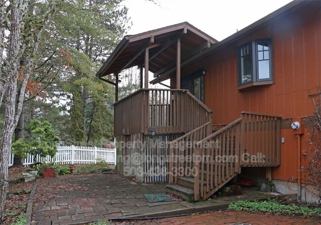Building Photo - 1692 SW Reed Pl