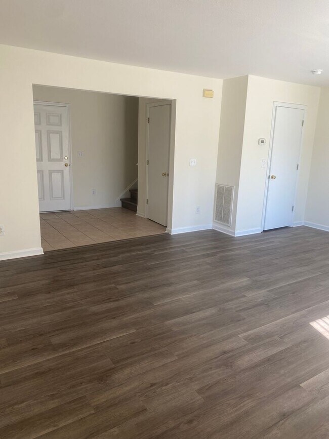 Building Photo - Lovely 3 Bed, 2.5 Bath Home in the golf community of Inverness, just off of River Oaks Drive - co...