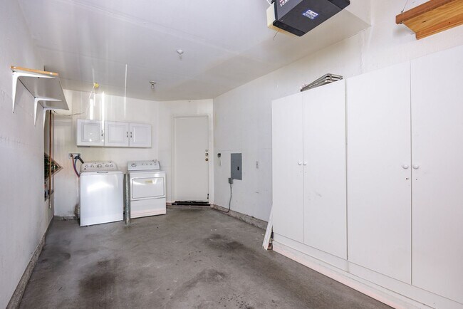Building Photo - Charming Ground-Level Condo in California ...