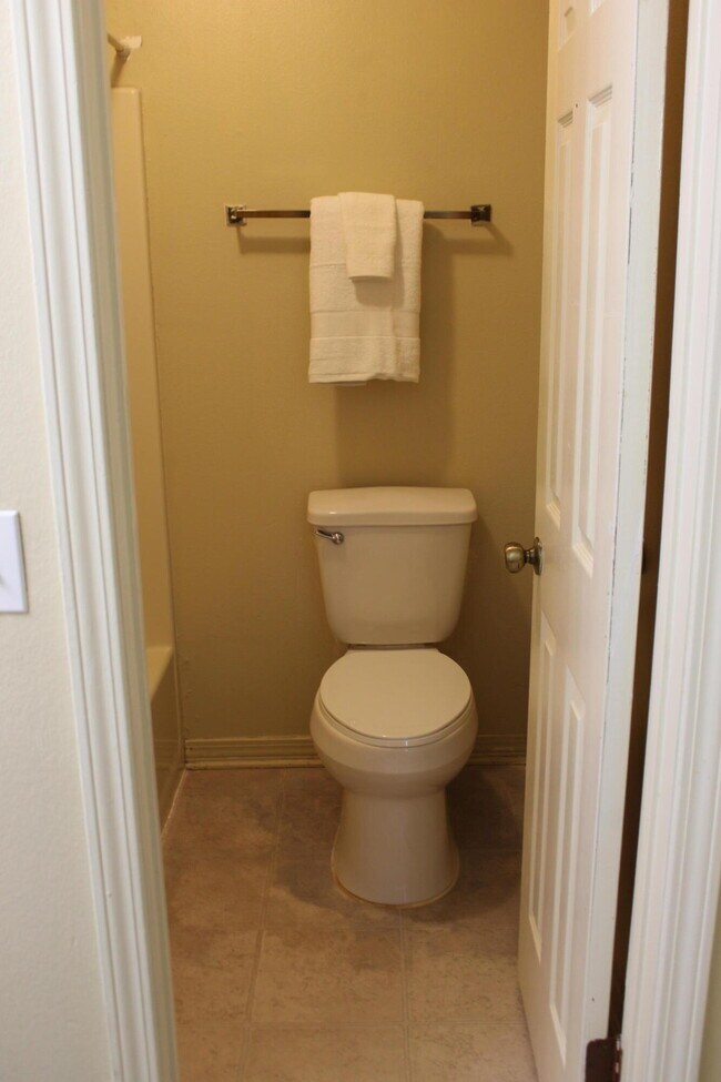 Building Photo - 2138 Edgewood Dr