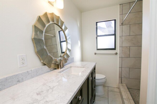 Building Photo - 6824 Southridge Dr