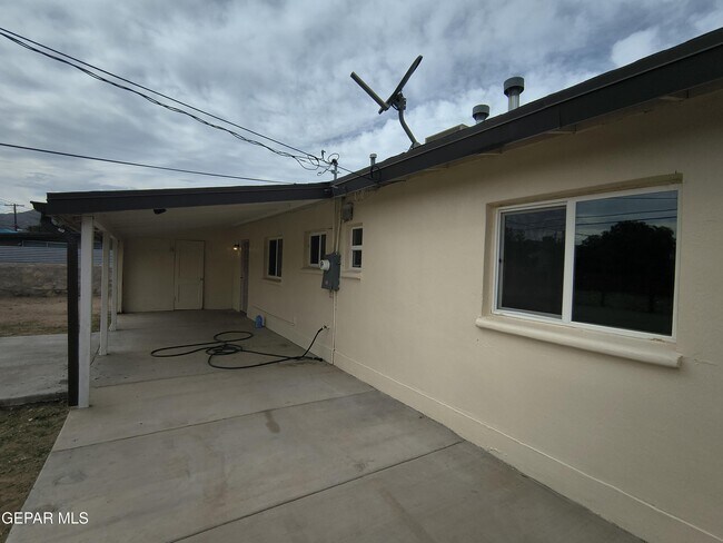 Building Photo - 4918 Guadalupe Dr