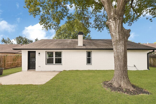 Building Photo - 7410 Woodoak Dr