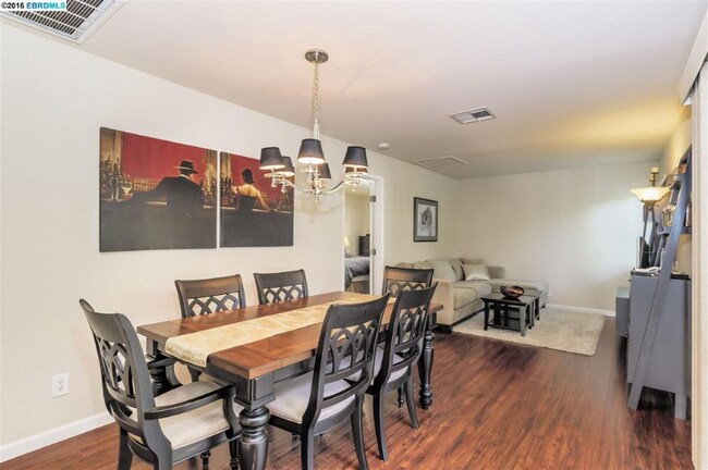 Building Photo - 884 Ruth Dr