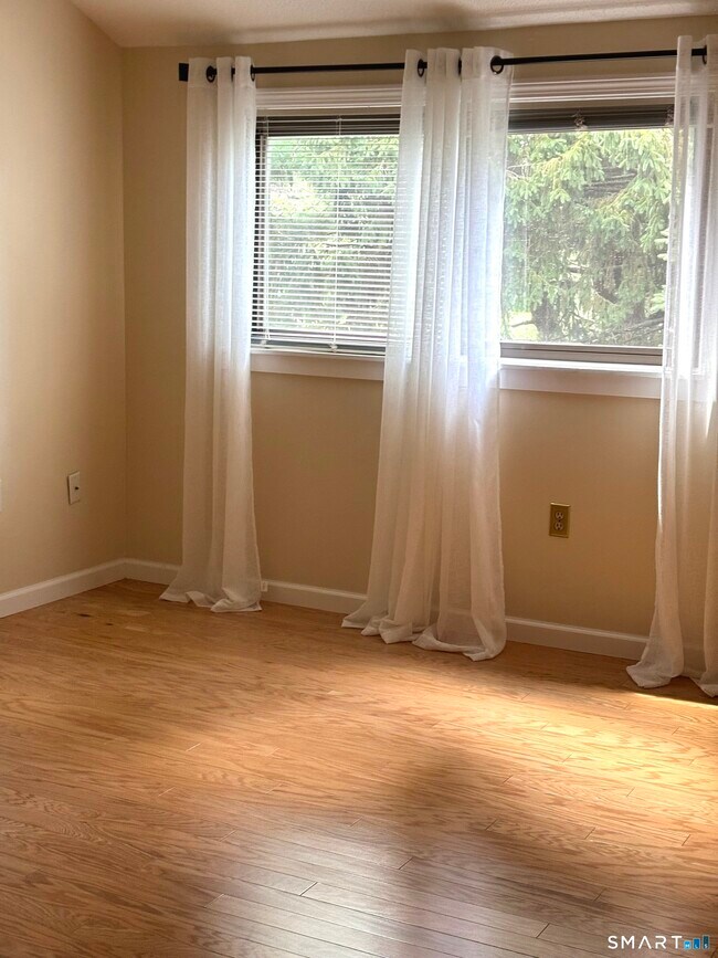 Building Photo - 19 Greenbriar Dr