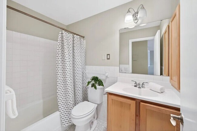Building Photo - 2727 W 43rd St