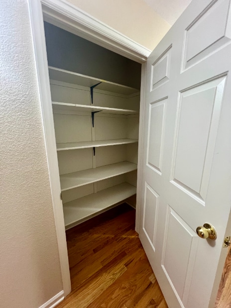 Building Photo - Spacious 4-Bed Retreat with Guest Suite & Fireplace