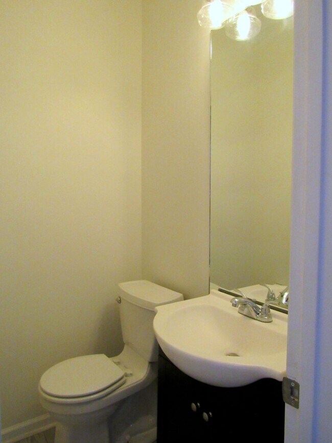 Building Photo - Beautiful 3 bed 2.5 bath Franklin Home