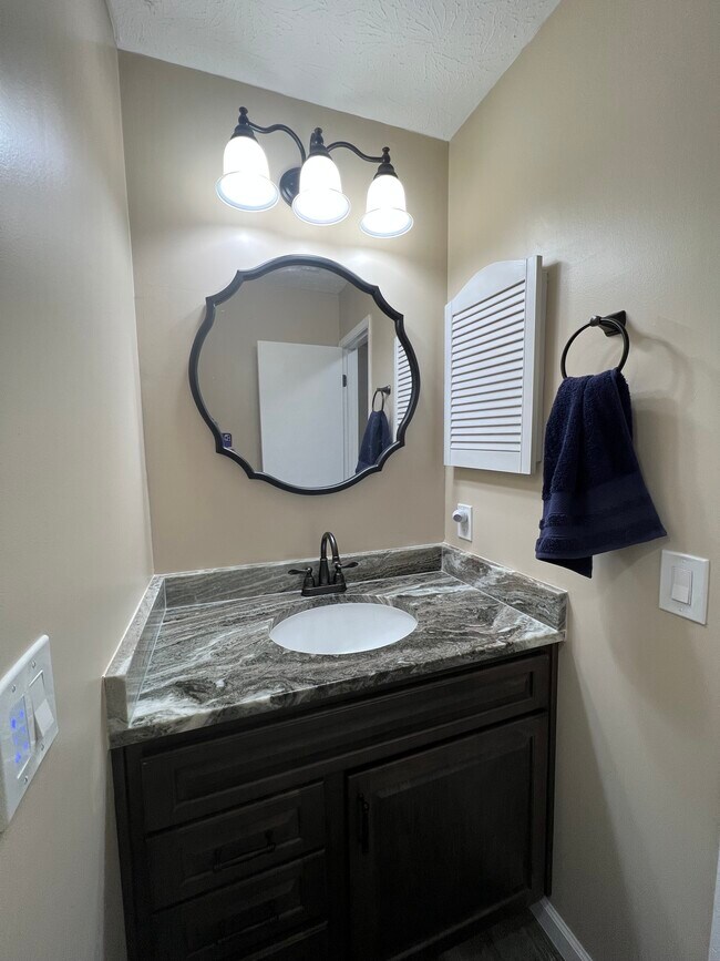 Upstairs Hallway tub/Shower bathroom. - 3942 Solano Rd