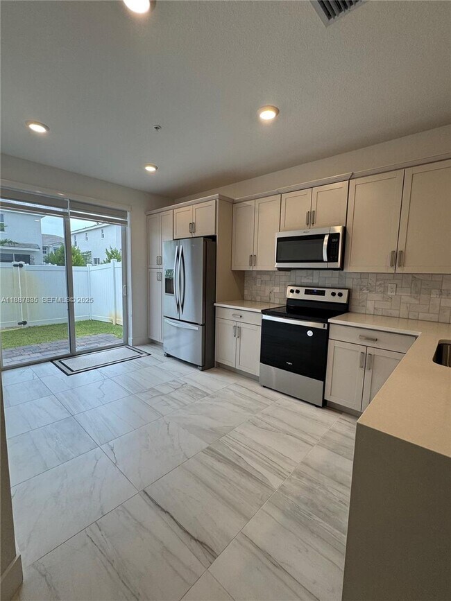 Building Photo - 141 SW 171st Ave