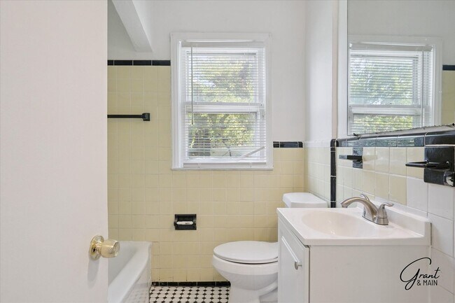 Building Photo - 3 bedroom - 1.5 bath - bungalow - $1195