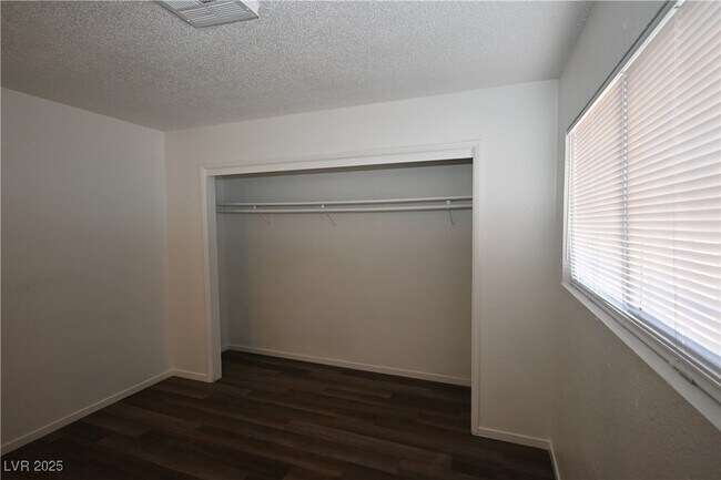 Building Photo - 715 N 11th St