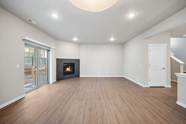 Building Photo - Modern 2 Bedroom, 2.5 Bathroom Townhome with a Loft, Central A/C, Gas Fireplace, and Washer and D...