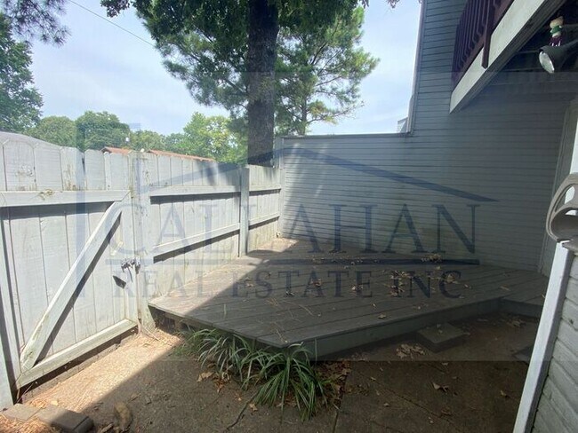 Building Photo - Sherwood 2 Bedroom Town Home