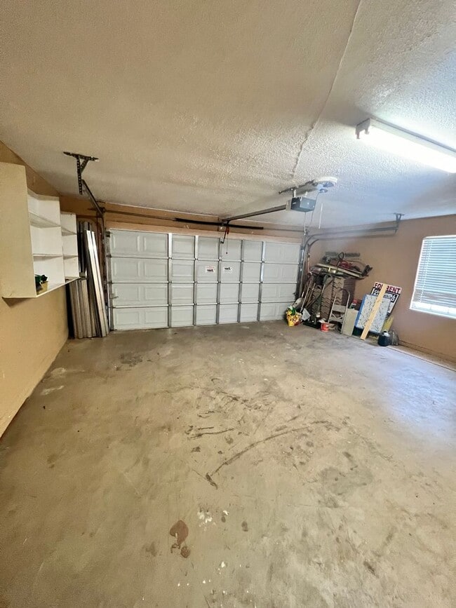 Building Photo - COZY 3 BEDROOM, 2 BATH HOME WITH TILE & LAMINATE THROUGHOUT, PRIVATE SCREENED PATIO