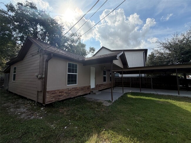 Building Photo - 1720 Roxella St