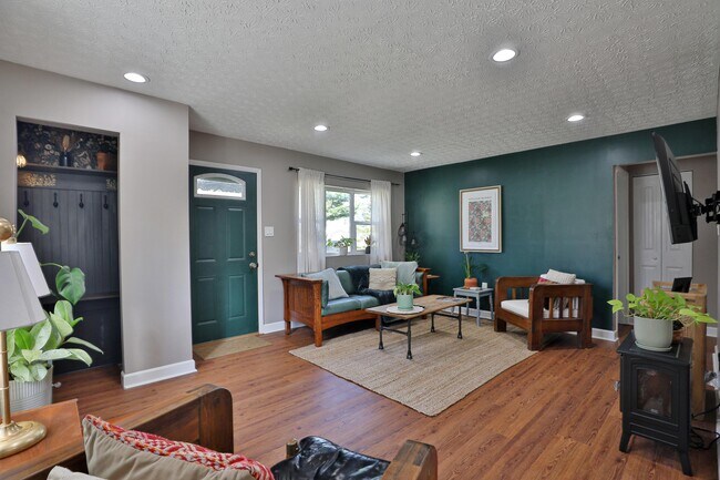 Building Photo - 925 Blenheim Rd