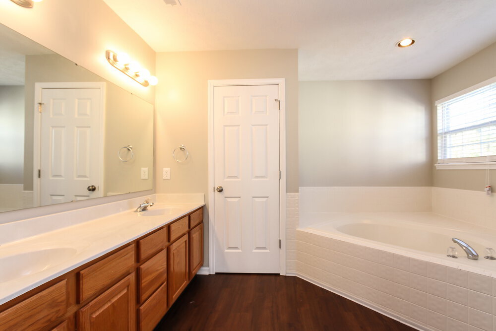 Building Photo - 8339 Glen Highlands Dr
