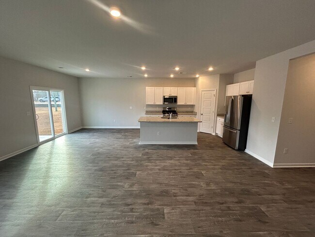 Building Photo - Field View 4BD/ 2BA